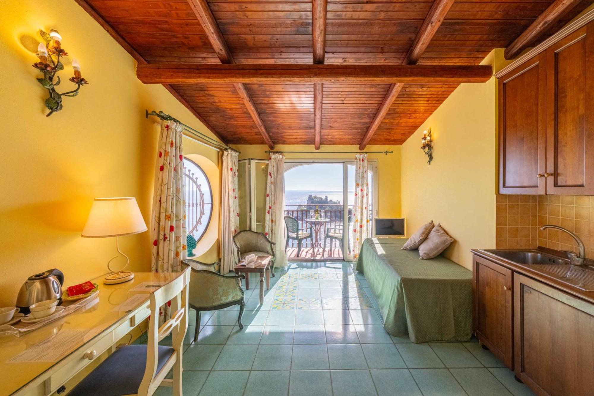Mendolia Beach Hotel Taormina Room photo