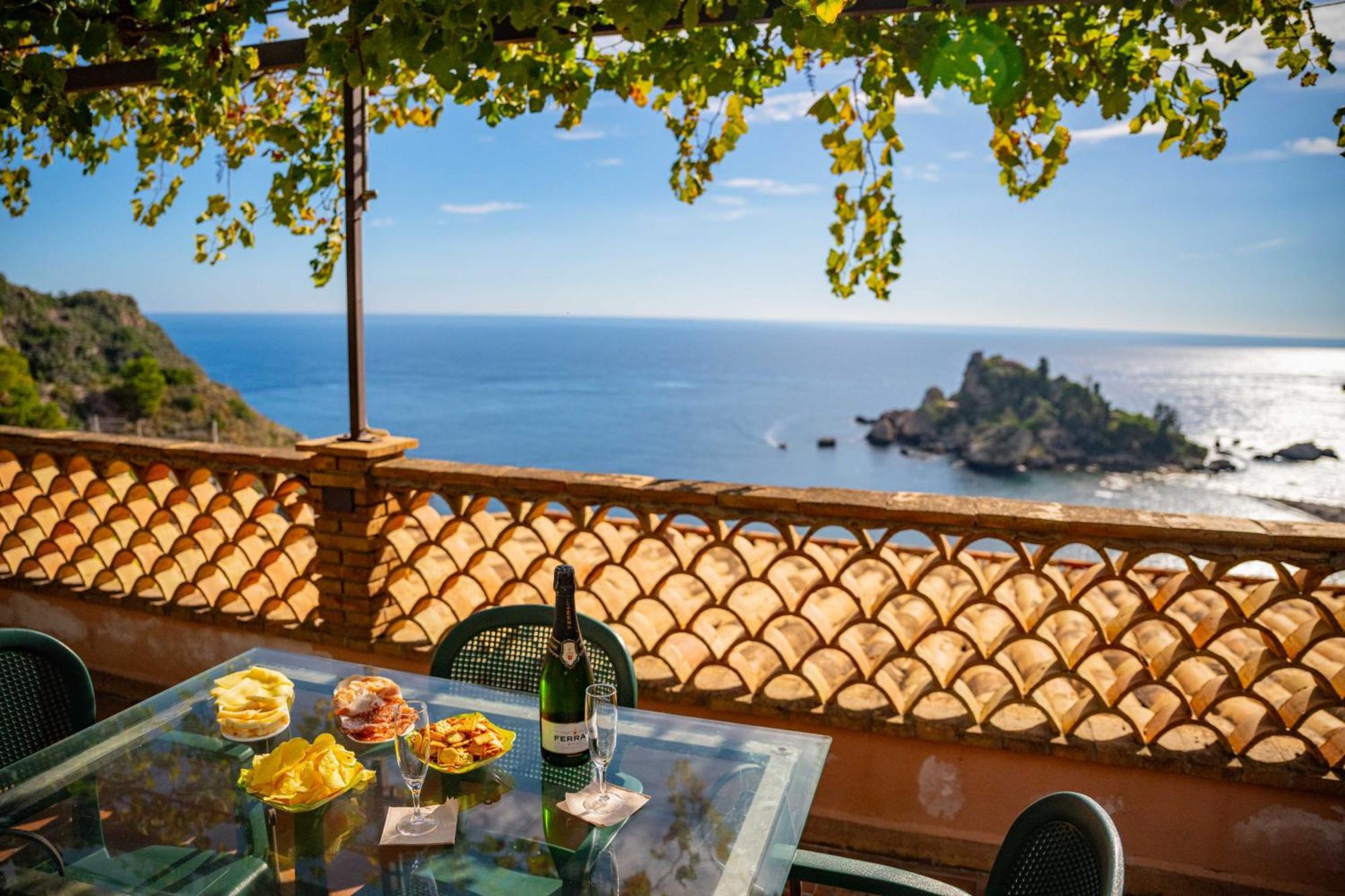 Mendolia Beach Hotel Taormina Room photo